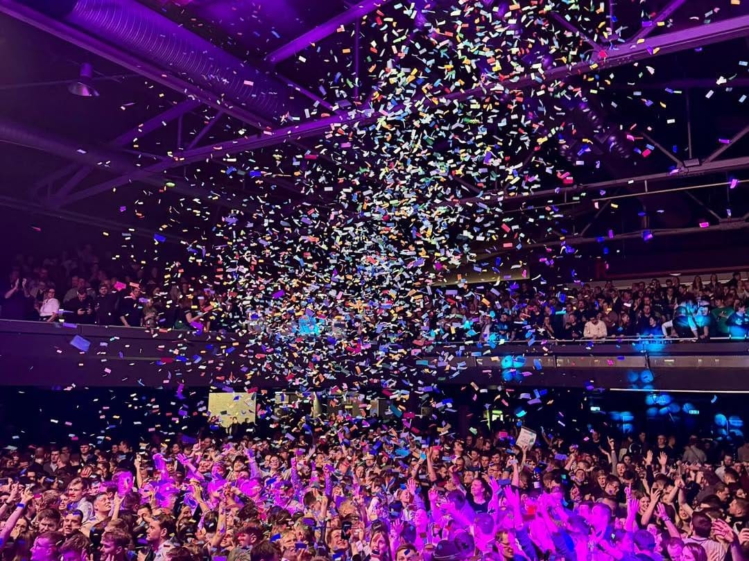 Confetti über der Crowd
