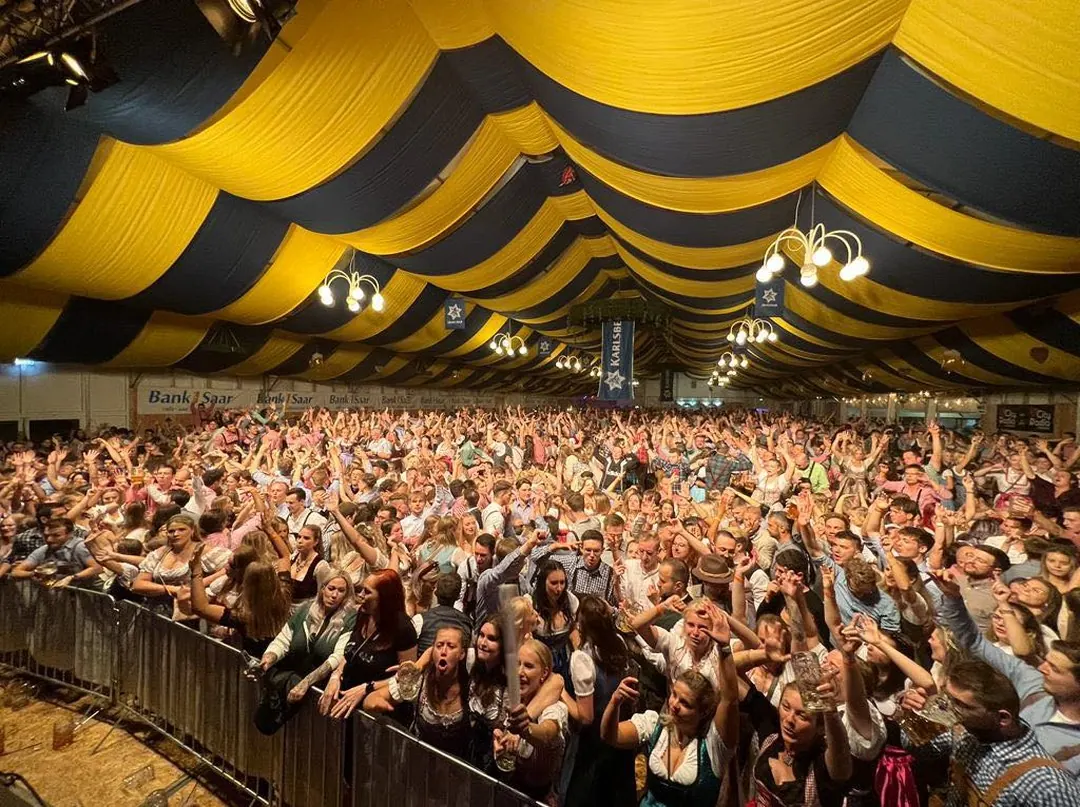 Krachleder Festzelt Stimmung Oktoberfest